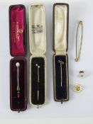 A pearl cravat pin with rose metal pin and original fitted leatherette case,