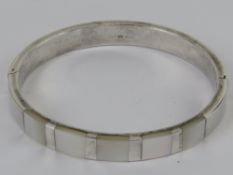 A HM silver and mother of pearl inlaid hinged bangle, hallmarked for Birmingham, 6.4 x 5.