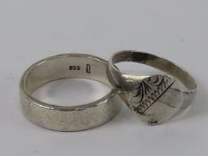 A 925 silver signet ring having half flo