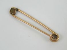 An early 20th century 9ct gold bar brooc