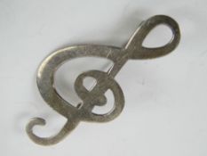 A silver brooch in the form of a treble clef, stamped 925, 4.7cm in length.