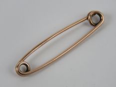 A 9ct rose gold Edwardian safety pin brooch, stamped 9 with makers mark (C.P?), 1.