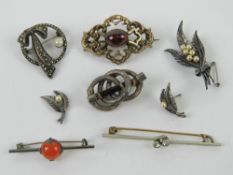 A quantity of vintage brooches including; pierced pinchbeck brooch having paste cabachon to centre,