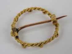 A yellow metal wreath brooch, no apparent hallmarks, 1.8cm dia, 1.2g.