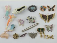 A quantity of 20th century brooches including 925 silver bar brooch a/f, cat, butterflies,