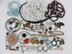 A quantity of assorted jewellery including silver signet ring, silver heart padlock clasp,
