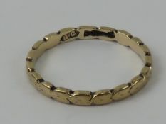 A 9ct gold ring of wreath form, hallmarked 375, size M, 1.3g.