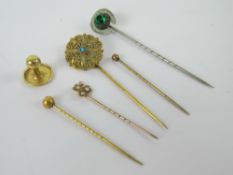 An 18ct gold shirt stud weighing 1.4g.