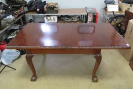 A good Edwardian mahogany extending draw leaf dining table raised over cabriole legs,