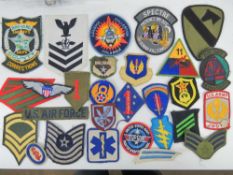 A quantity of assorted USA cloth badges and cloth rank badges (29 items).