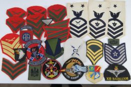A quantity of assorted USA cloth badges and cloth rank badges (27 items).