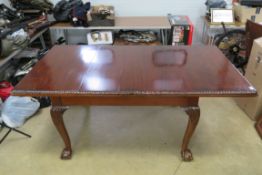 A good Edwardian mahogany extending draw leaf dining table raised over cabriole legs,