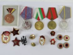 A quantity of assorted Russian/Soviet badges and medals (16 items).