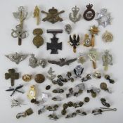 A quantity of assorted British cap badges and uniform insignia, approx 52 items, inc RAF,