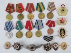 A quantity of assorted Russian/Soviet badges and medals, approx 20 items.