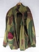 A WWII Para Smock with insignia size 5, dated 1944, together with a Para beret size 56.