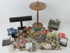 A quantity of assorted costume jewellery
