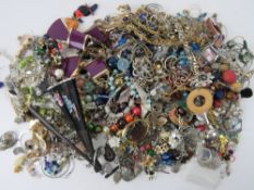 A quantity of assorted costume jewellery