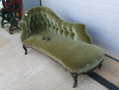 An Edwardian button back chaise lounge r