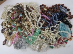 A quantity of assorted costume jewellery