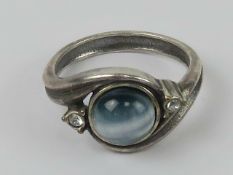 A cats eye blue agate ring, white metal