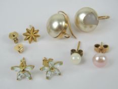 A quantity of gold earrings, a/f.