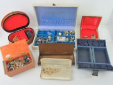 A quantity of vintage jewellery boxes co