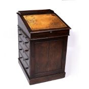 Rosewood Gillows style davenport 19th Century, with original leather writing surface enclosing a