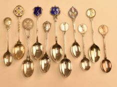 19x assorted hallmarked silver golf spoons – with assorted designs and hallmarks incl