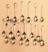 28x assorted hallmarked silver golf teaspoons – with assorted designs and hallmarks incl Sale Golf