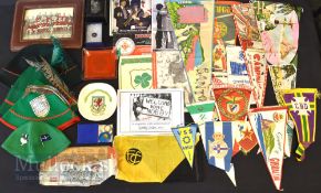 Selection of Manchester United ephemera to include Hamburg St. Pauli hat (with band feather) x 2