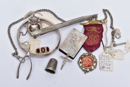 A SELECTION OF SILVER ITEMS, to include a silver hinged bangle with a decorative foliate design,