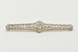 AN EDWARDIAN DIAMOND BAR BROOCH, centring on an old cut diamond, total estimated diamond weight 0.