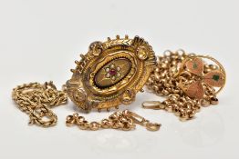 FOUR ITEMS OF JEWELLERY, to include a circular clover pendant, stamped 15ct, diameter 18mm,