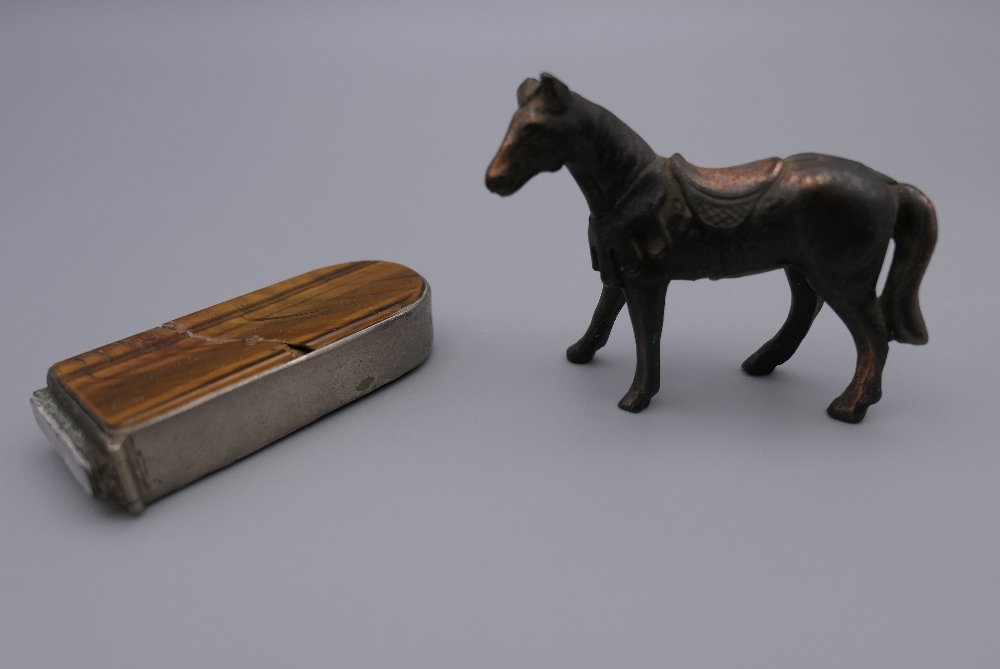 A small quantity of miscellaneous items, including a snuffbox, compacts, etc. - Image 4 of 14