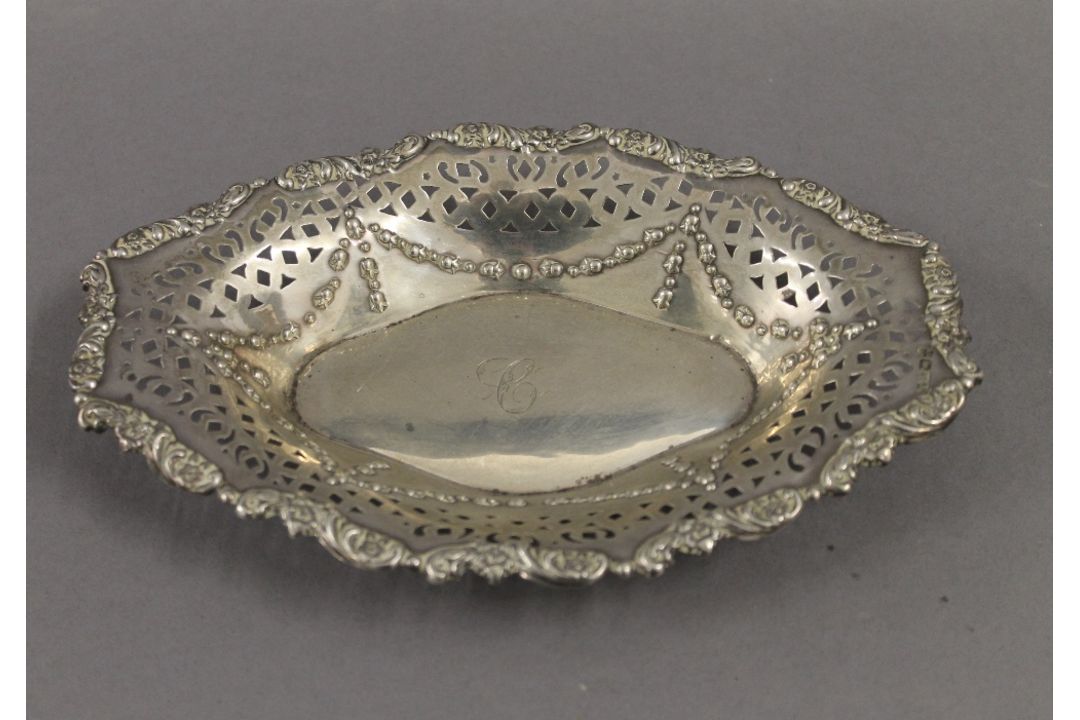 A pair of pierced silver bon bon dishes. Each 21 cm wide. 6.1 troy ounces. - Image 2 of 5