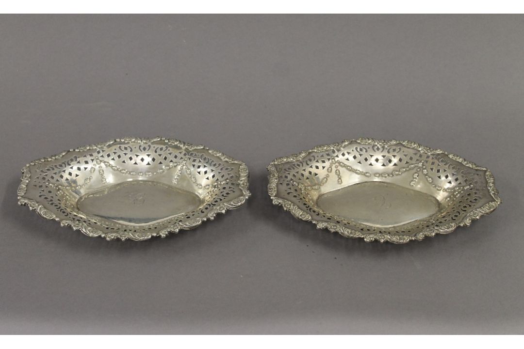 A pair of pierced silver bon bon dishes. Each 21 cm wide. 6.1 troy ounces. - Image 1 of 5