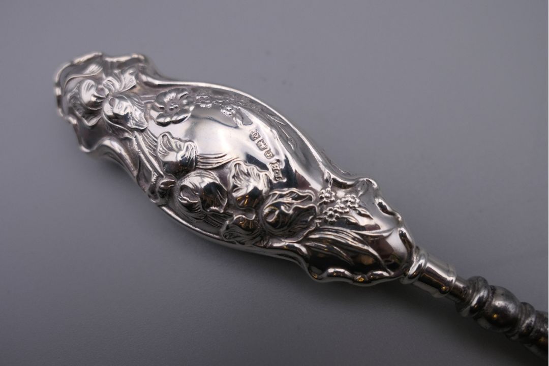 An Asprey silver toast rack , a silver handled button hook and a silver teaspoon. - Image 12 of 15
