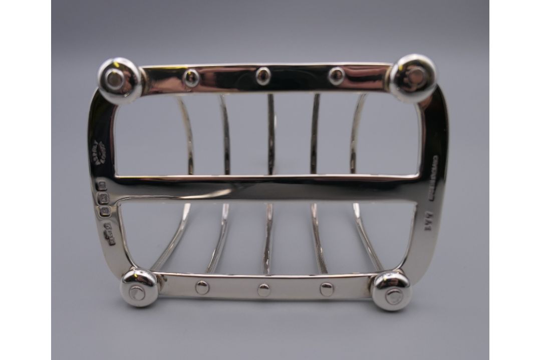 An Asprey silver toast rack , a silver handled button hook and a silver teaspoon. - Image 3 of 15