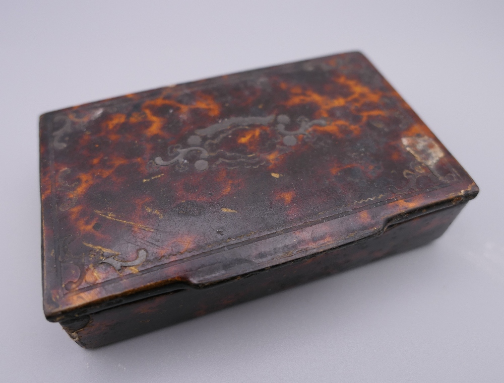 A small quantity of miscellaneous items, including a snuffbox, compacts, etc. - Image 12 of 14