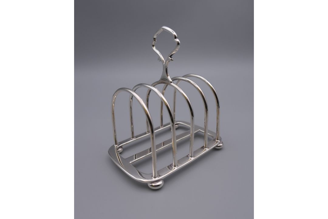 An Asprey silver toast rack , a silver handled button hook and a silver teaspoon. - Image 2 of 15