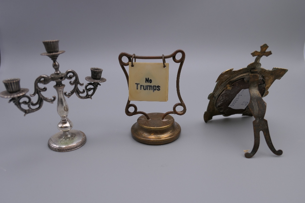 A small quantity of miscellaneous items, including a snuffbox, compacts, etc. - Image 3 of 14
