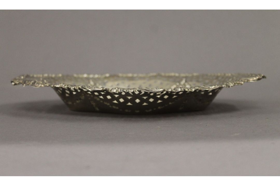 A pair of pierced silver bon bon dishes. Each 21 cm wide. 6.1 troy ounces. - Image 4 of 5