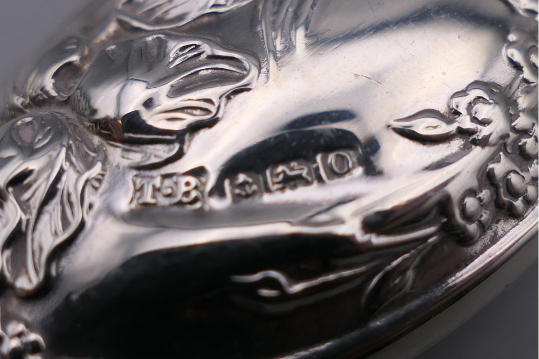An Asprey silver toast rack , a silver handled button hook and a silver teaspoon. - Image 13 of 15