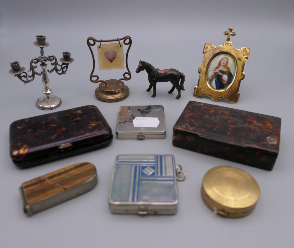 A small quantity of miscellaneous items, including a snuffbox, compacts, etc.