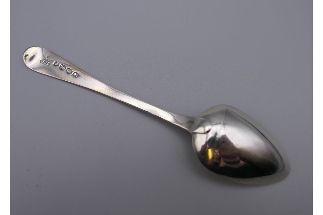 An Asprey silver toast rack , a silver handled button hook and a silver teaspoon. - Image 8 of 15