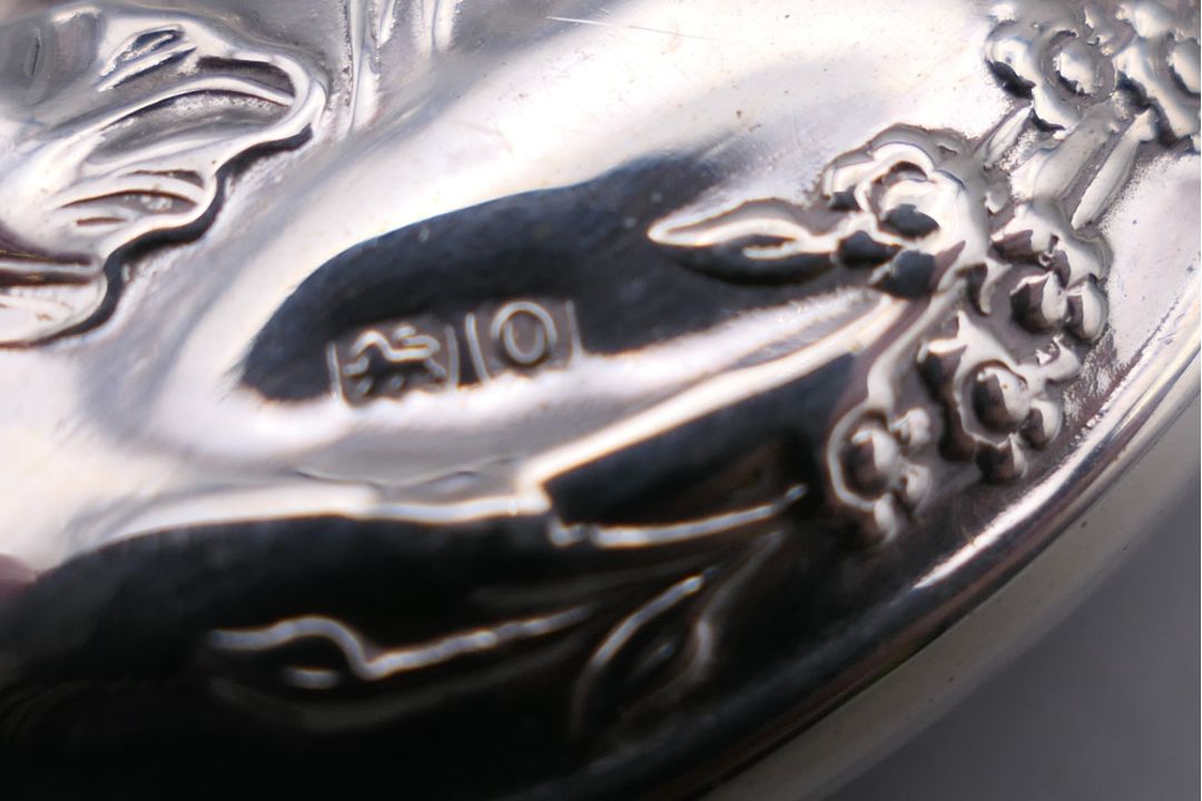 An Asprey silver toast rack , a silver handled button hook and a silver teaspoon. - Image 14 of 15
