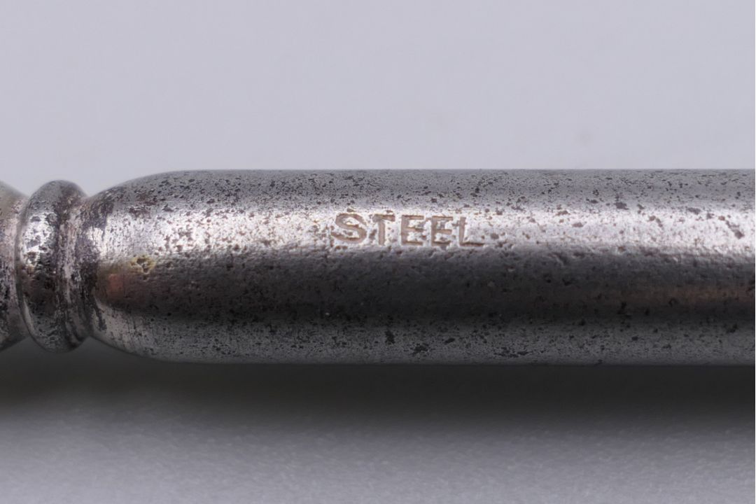 An Asprey silver toast rack , a silver handled button hook and a silver teaspoon. - Image 15 of 15