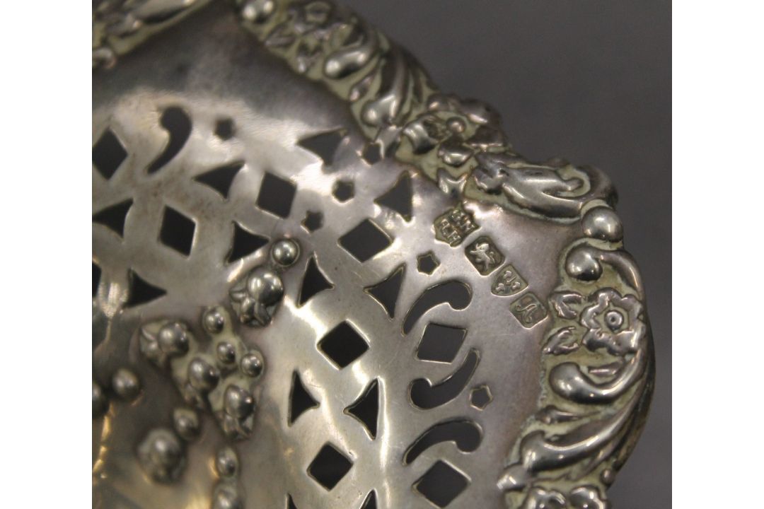 A pair of pierced silver bon bon dishes. Each 21 cm wide. 6.1 troy ounces. - Image 5 of 5