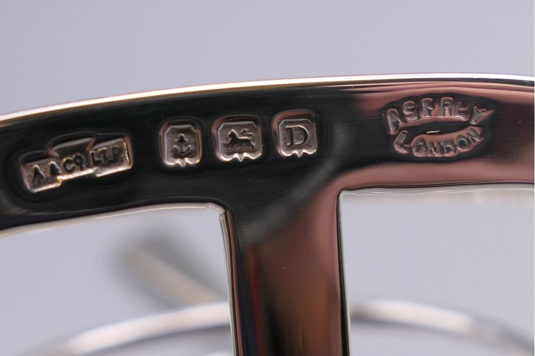 An Asprey silver toast rack , a silver handled button hook and a silver teaspoon. - Image 5 of 15
